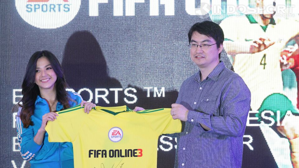 VJ Franda, Zhou Junjie (CEO of Garena Indonesia) saat melakukan sesi foto dalam acara konferensi pers EA Sports FIFA Online 3 di Grand Ballroom Pullman Hotel, Central Park, Jakarta, Selasa (10/06/14). Copyright: © herry ibrahim/INDOSPORT
